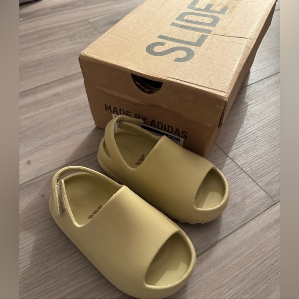Yeezy slides 10Y